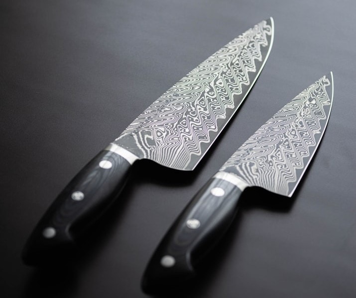 deux couteaux en acier de damas