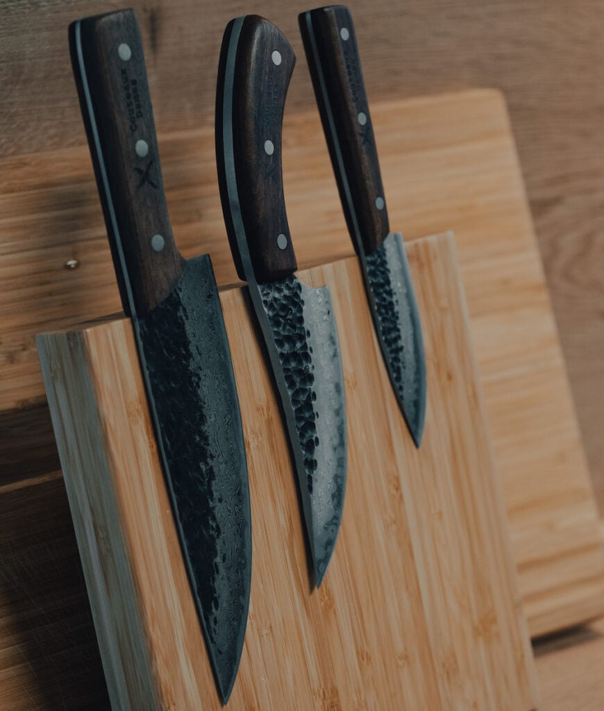 3 couteaux de chef en damas sur un support magnétique en bois
